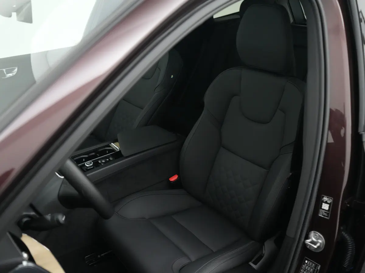 T6 Recharge AWD Ultra Dark | Luchtvering | Head-Up | Harman/Kardon | 360° | Panoramadak | All Seasons | Trekhaak