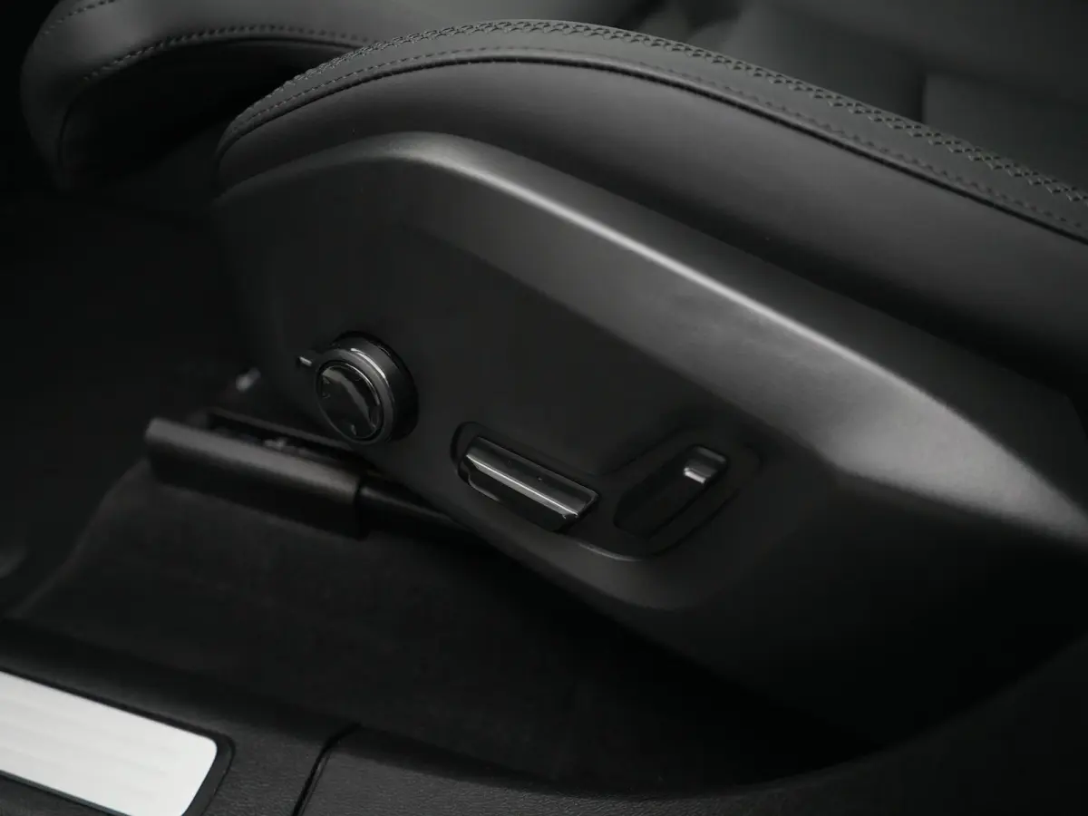 T6 Recharge AWD Ultra Dark | Luchtvering | Head-Up | Harman/Kardon | 360° | Panoramadak | All Seasons | Trekhaak
