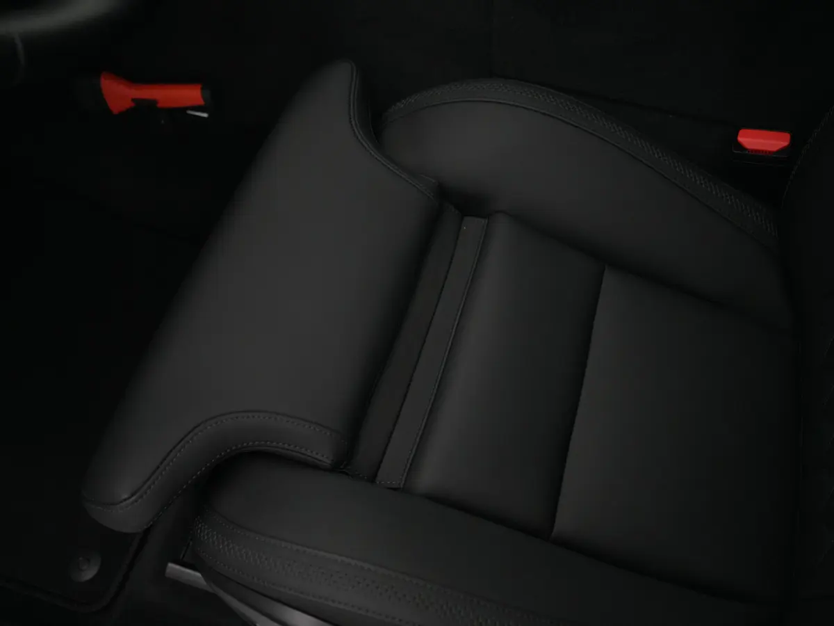 T6 Recharge AWD Ultra Dark | Luchtvering | Head-Up | Harman/Kardon | 360° | Panoramadak | All Seasons | Trekhaak