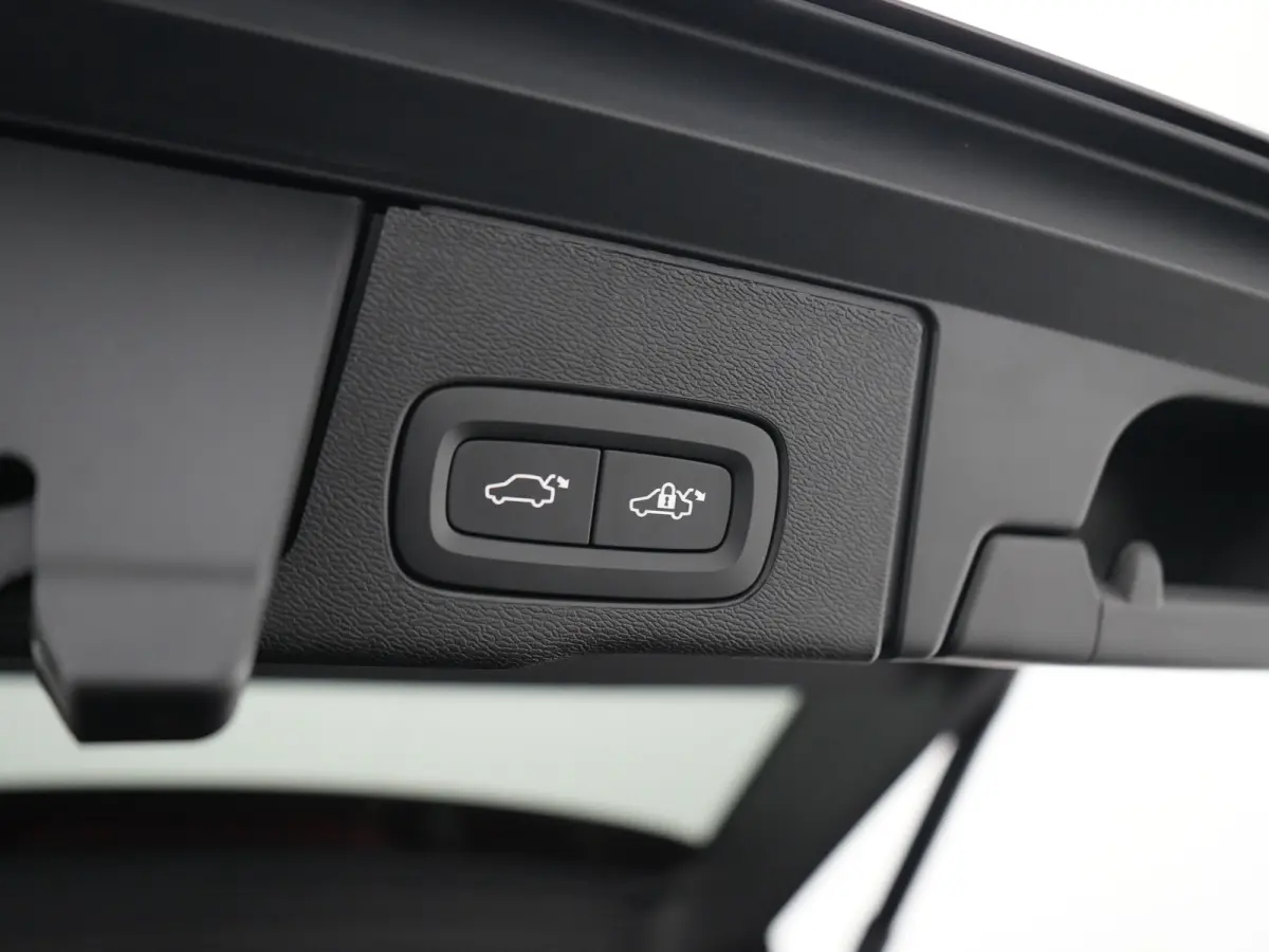 T6 Recharge AWD Ultra Dark | Luchtvering | Head-Up | Harman/Kardon | 360° | Panoramadak | All Seasons | Trekhaak