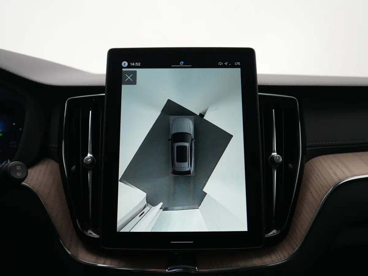 T6 Recharge AWD Ultra Dark | Luchtvering | Head-Up | Harman/Kardon | 360° | Panoramadak | All Seasons | Trekhaak
