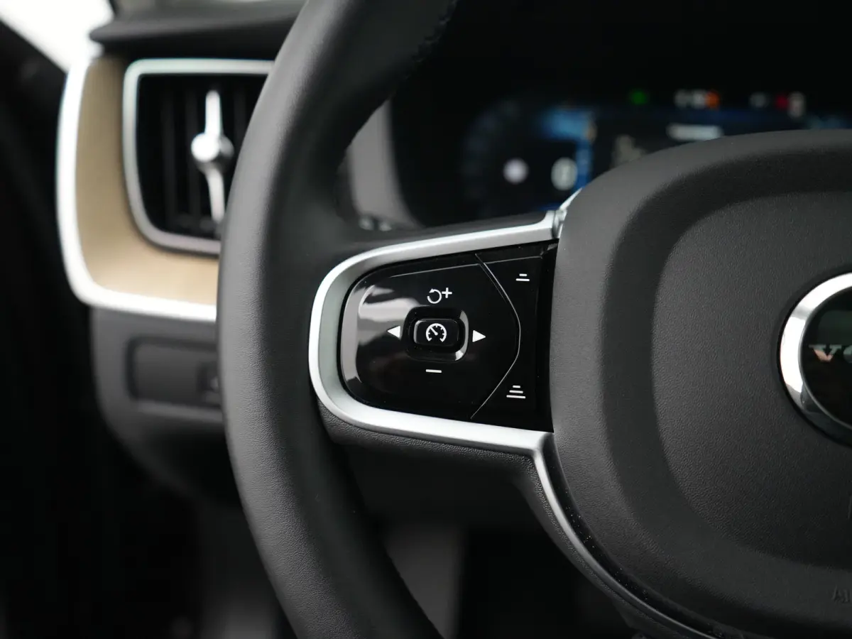 T6 Recharge AWD Ultra Dark | Luchtvering | Head-Up | Harman/Kardon | 360° | Panoramadak | All Seasons | Trekhaak