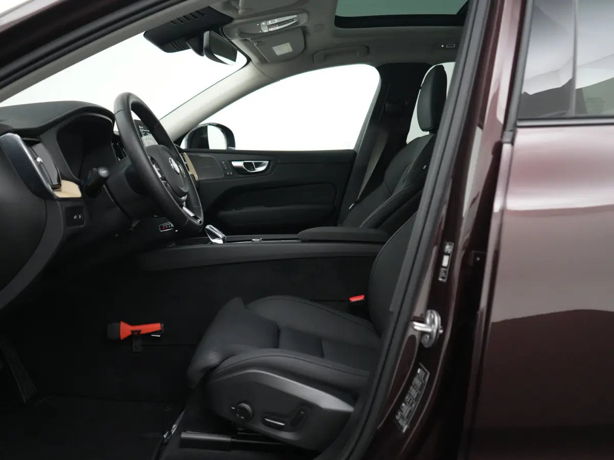 T6 Recharge AWD Ultra Dark | Luchtvering | Head-Up | Harman/Kardon | 360° | Panoramadak | All Seasons | Trekhaak