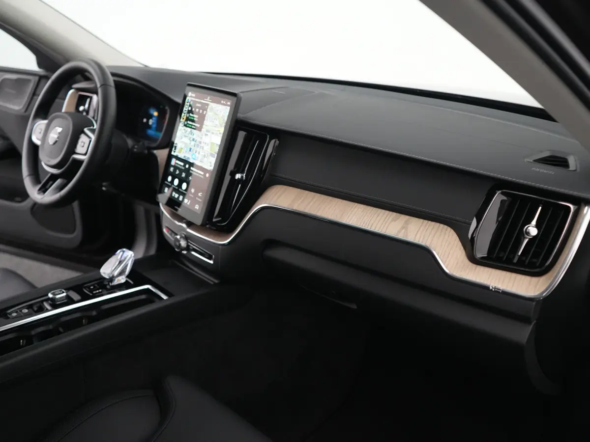 T6 Recharge AWD Ultra Dark | Luchtvering | Head-Up | Harman/Kardon | 360° | Panoramadak | All Seasons | Trekhaak