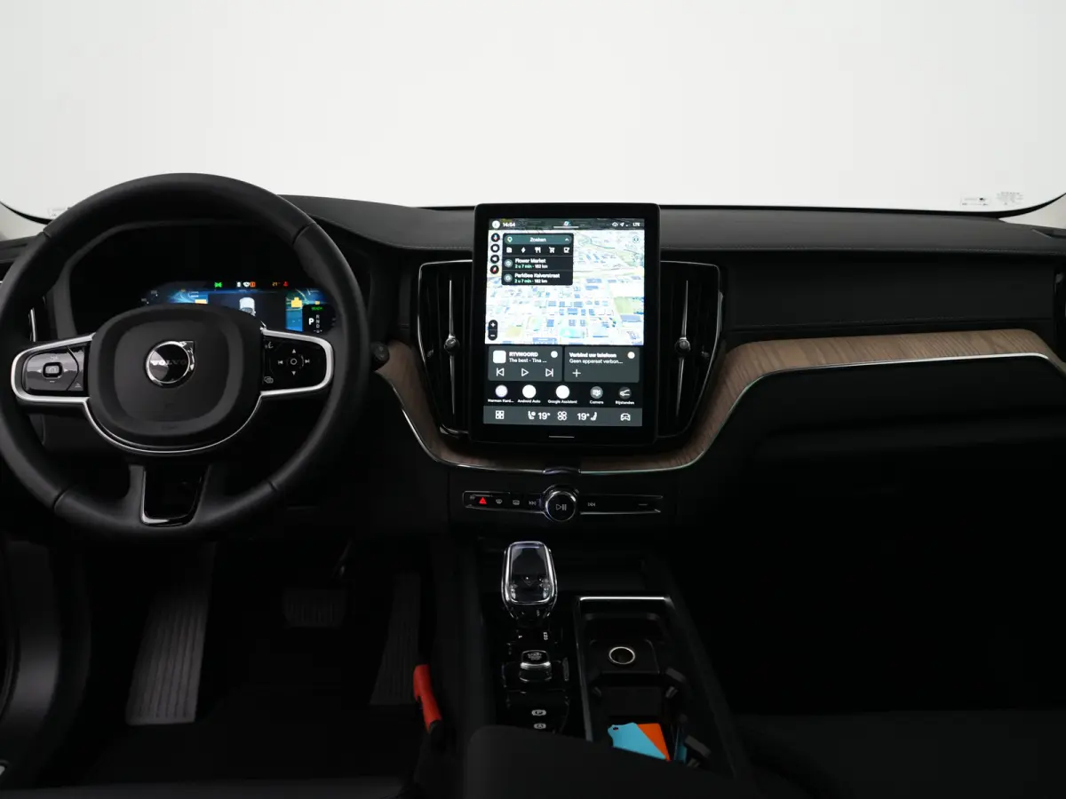 T6 Recharge AWD Ultra Dark | Luchtvering | Head-Up | Harman/Kardon | 360° | Panoramadak | All Seasons | Trekhaak