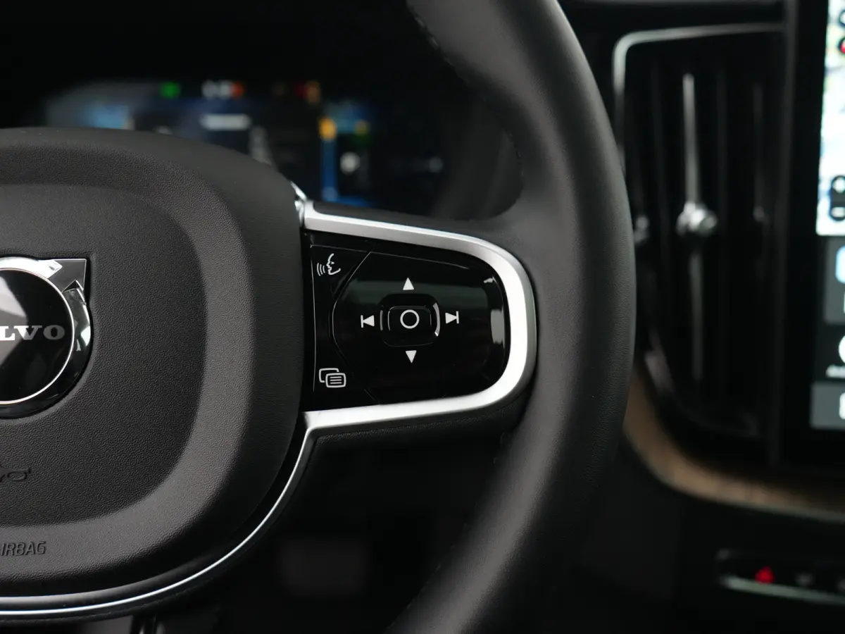 T6 Recharge AWD Ultra Dark | Luchtvering | Head-Up | Harman/Kardon | 360° | Panoramadak | All Seasons | Trekhaak
