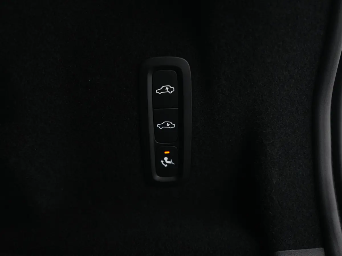 T6 Recharge AWD Ultra Dark | Luchtvering | Head-Up | Harman/Kardon | 360° | Panoramadak | All Seasons | Trekhaak