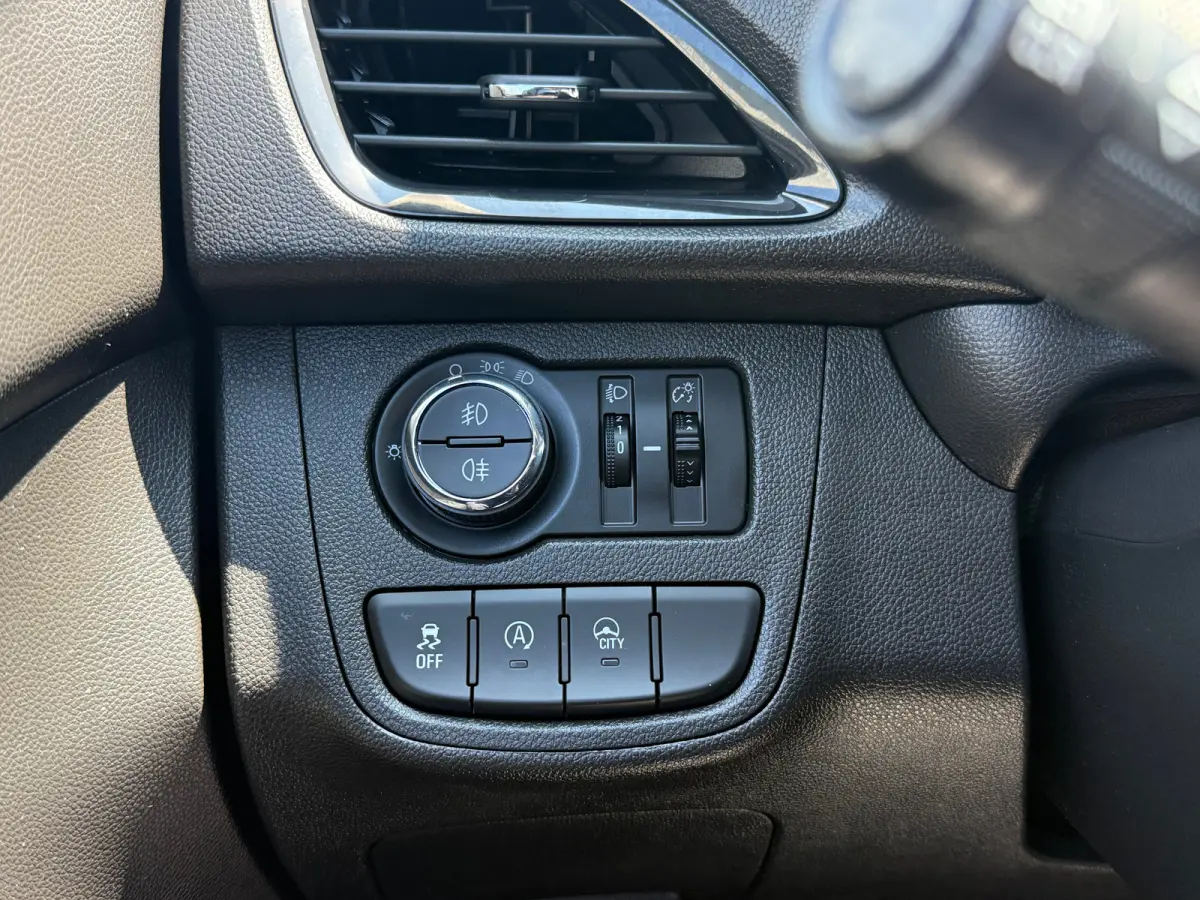1.0 75PK Online Edition | PARKEERSENSOREN ACHTER| AIRCO| CRUISE CONTROL| DAB| NAVI| DAKRAILS| HOGE INSTAP