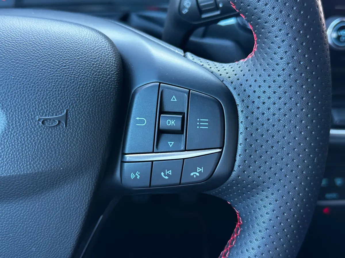 1.0 125 PK Hybrid ST-Line | STUUR, STOEL EN VOORRUITVERWARMING| KEYLESS ENTRY & START| ADAPTIEVE LED KOPLAMPEN| DAB| APPLE CARPLAY/ANDROID AUTO|