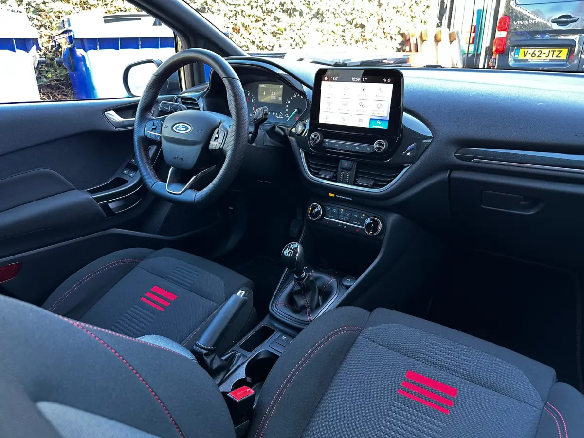 1.0 125 PK Hybrid ST-Line | STUUR, STOEL EN VOORRUITVERWARMING| KEYLESS ENTRY & START| ADAPTIEVE LED KOPLAMPEN| DAB| APPLE CARPLAY/ANDROID AUTO|