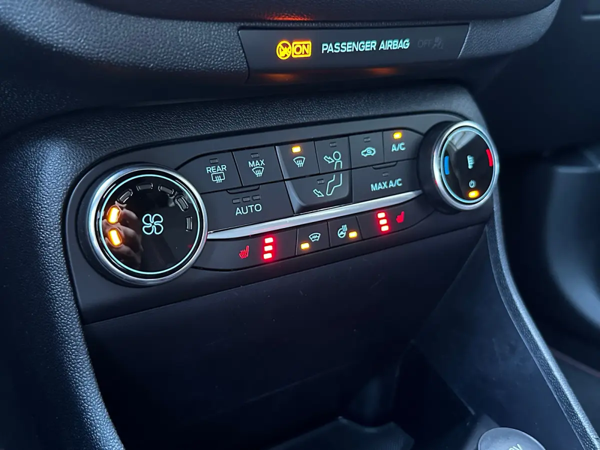 1.0 125 PK Hybrid ST-Line | STUUR, STOEL EN VOORRUITVERWARMING| KEYLESS ENTRY & START| ADAPTIEVE LED KOPLAMPEN| DAB| APPLE CARPLAY/ANDROID AUTO|
