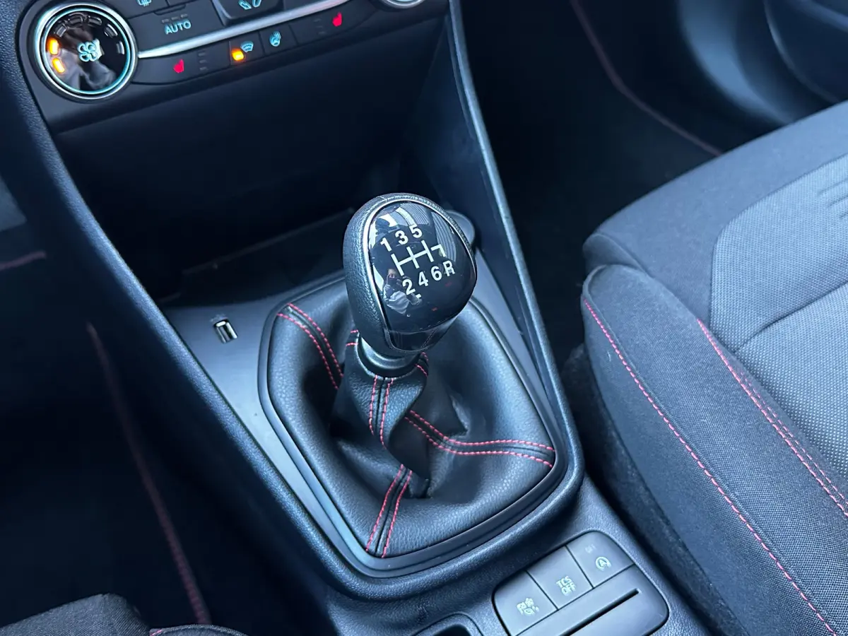 1.0 125 PK Hybrid ST-Line | STUUR, STOEL EN VOORRUITVERWARMING| KEYLESS ENTRY & START| ADAPTIEVE LED KOPLAMPEN| DAB| APPLE CARPLAY/ANDROID AUTO|