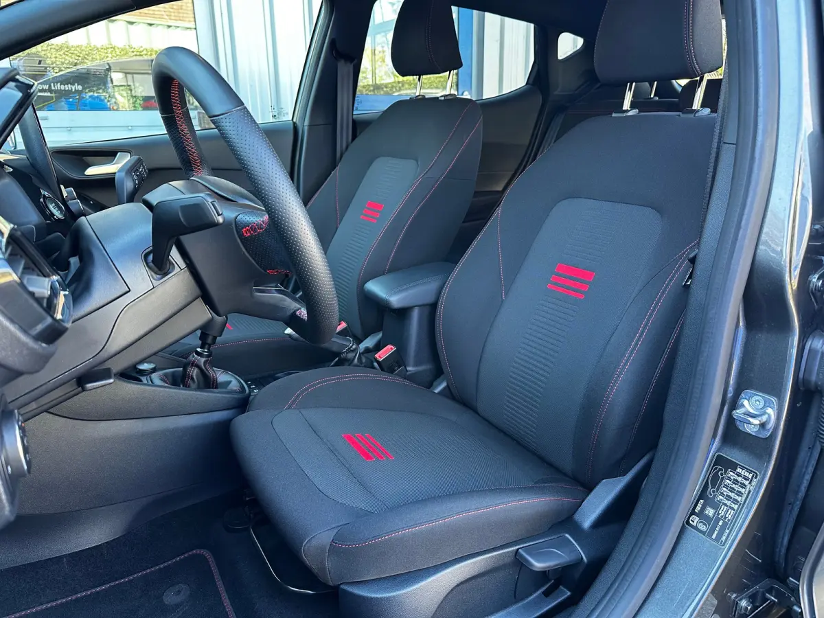 1.0 125 PK Hybrid ST-Line | STUUR, STOEL EN VOORRUITVERWARMING| KEYLESS ENTRY & START| ADAPTIEVE LED KOPLAMPEN| DAB| APPLE CARPLAY/ANDROID AUTO|