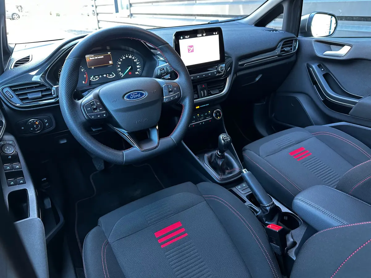 1.0 125 PK Hybrid ST-Line | STUUR, STOEL EN VOORRUITVERWARMING| KEYLESS ENTRY & START| ADAPTIEVE LED KOPLAMPEN| DAB| APPLE CARPLAY/ANDROID AUTO|
