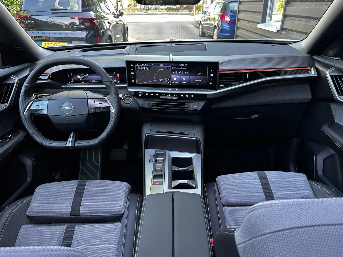 1.6 Turbo 195 PK Plug-in-Hybrid GS |2+6 JAAR GARANTIE| ELEK. GLAZEN SCHUIF-/KANTELDAK| HEAD-UP DISPLAY| FOCAL SOUND| MATRIX LED| ADAPTIEVE CRUISE CONTROL| AGR COMFORTSTOELEN| DODEHOEK DETECT