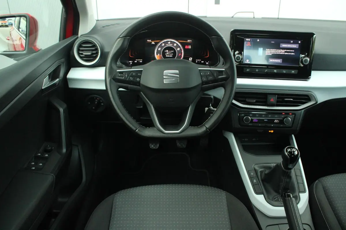 1.0 EcoTSI 95pk Style | DAB | Apple CarPlay/ Android Auto | Parkeersensoren Achter