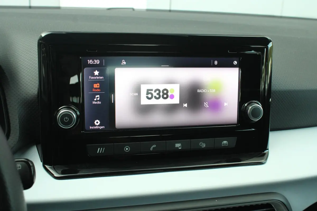 1.0 EcoTSI 95pk Style | DAB | Apple CarPlay/ Android Auto | Parkeersensoren Achter
