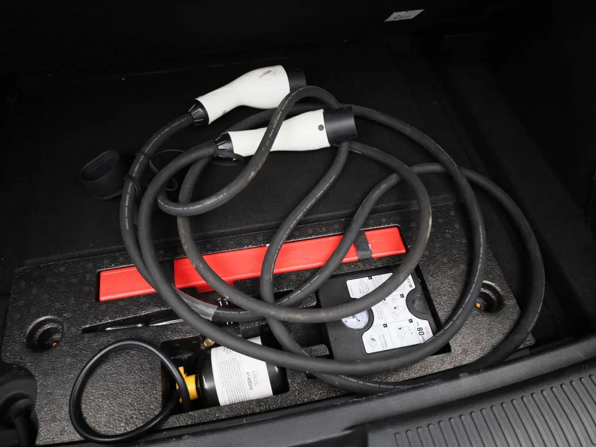 Luxury 64 kWh | 95,8% SOH | STUURVERWARMING | STOELVERWARMING | LEDEREN BEKLEDING | 360 CAMERA | APPLE CARPLAY | ANDROID AUTO |