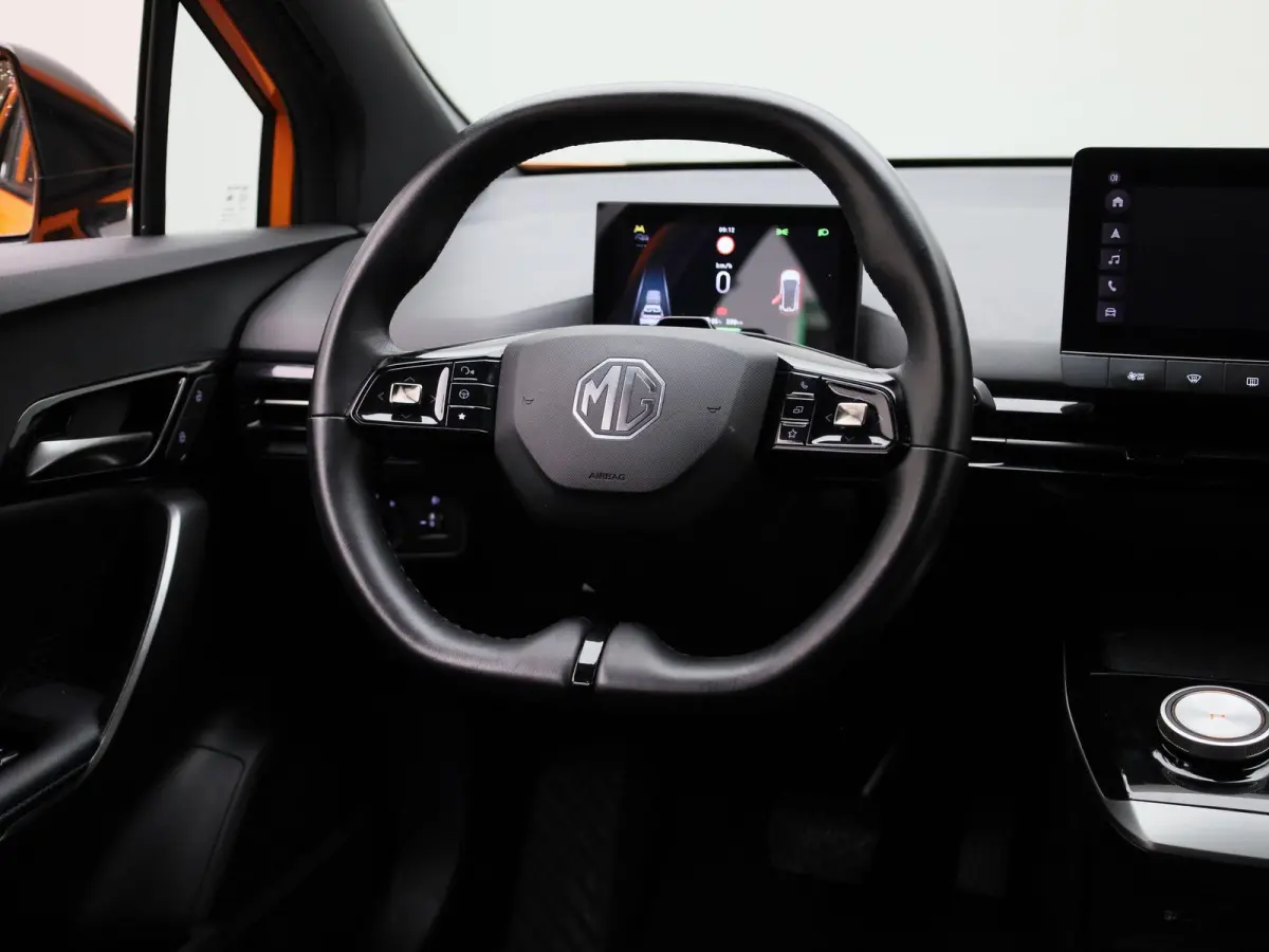 Luxury 64 kWh | 95,8% SOH | STUURVERWARMING | STOELVERWARMING | LEDEREN BEKLEDING | 360 CAMERA | APPLE CARPLAY | ANDROID AUTO |