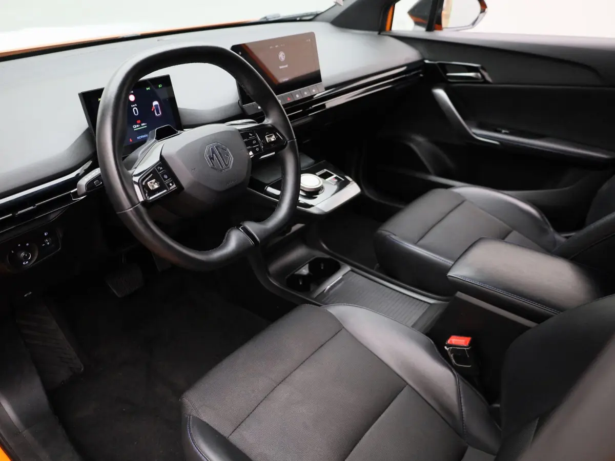 Luxury 64 kWh | 95,8% SOH | STUURVERWARMING | STOELVERWARMING | LEDEREN BEKLEDING | 360 CAMERA | APPLE CARPLAY | ANDROID AUTO |