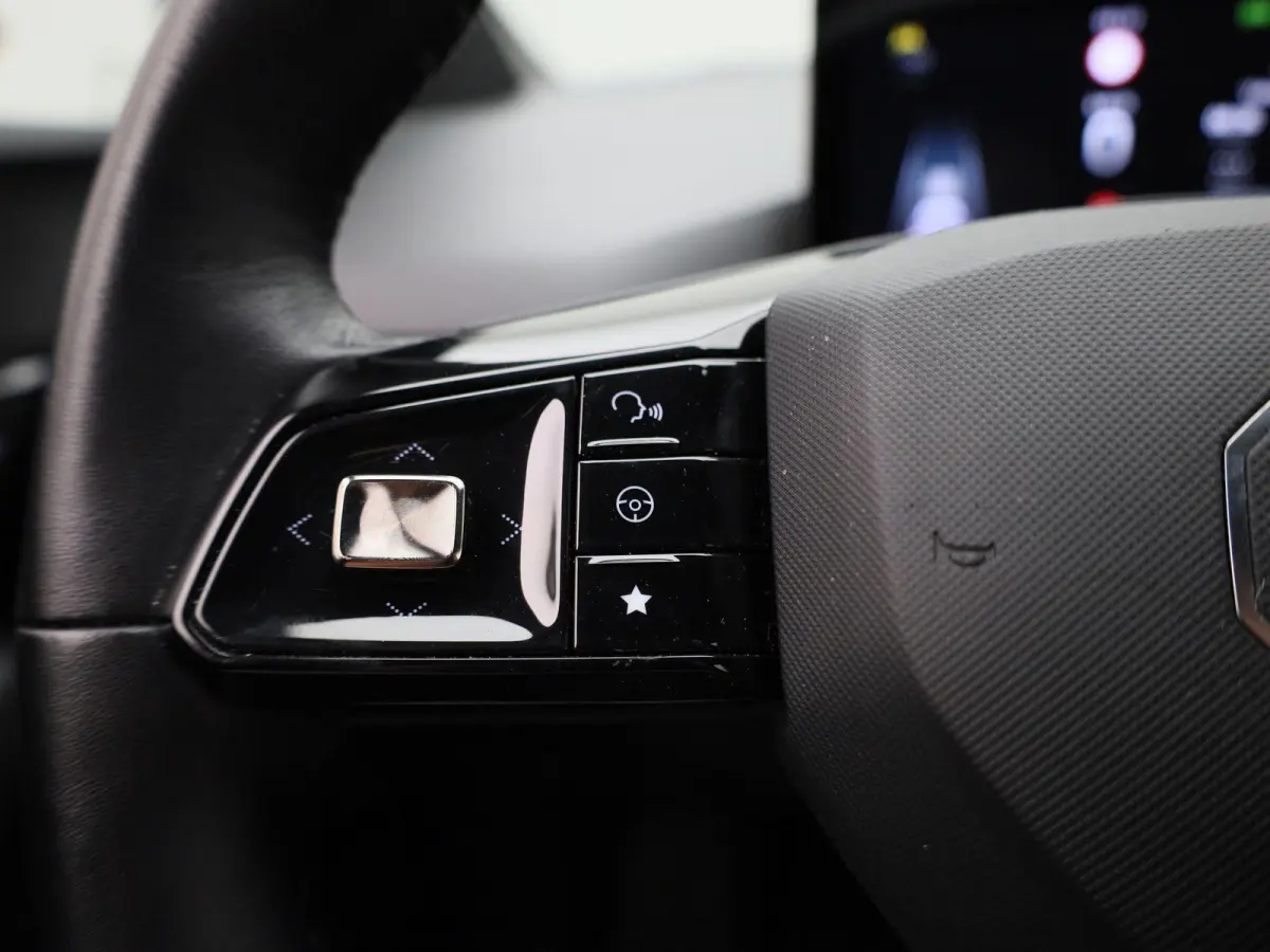 Luxury 64 kWh | 95,8% SOH | STUURVERWARMING | STOELVERWARMING | LEDEREN BEKLEDING | 360 CAMERA | APPLE CARPLAY | ANDROID AUTO |