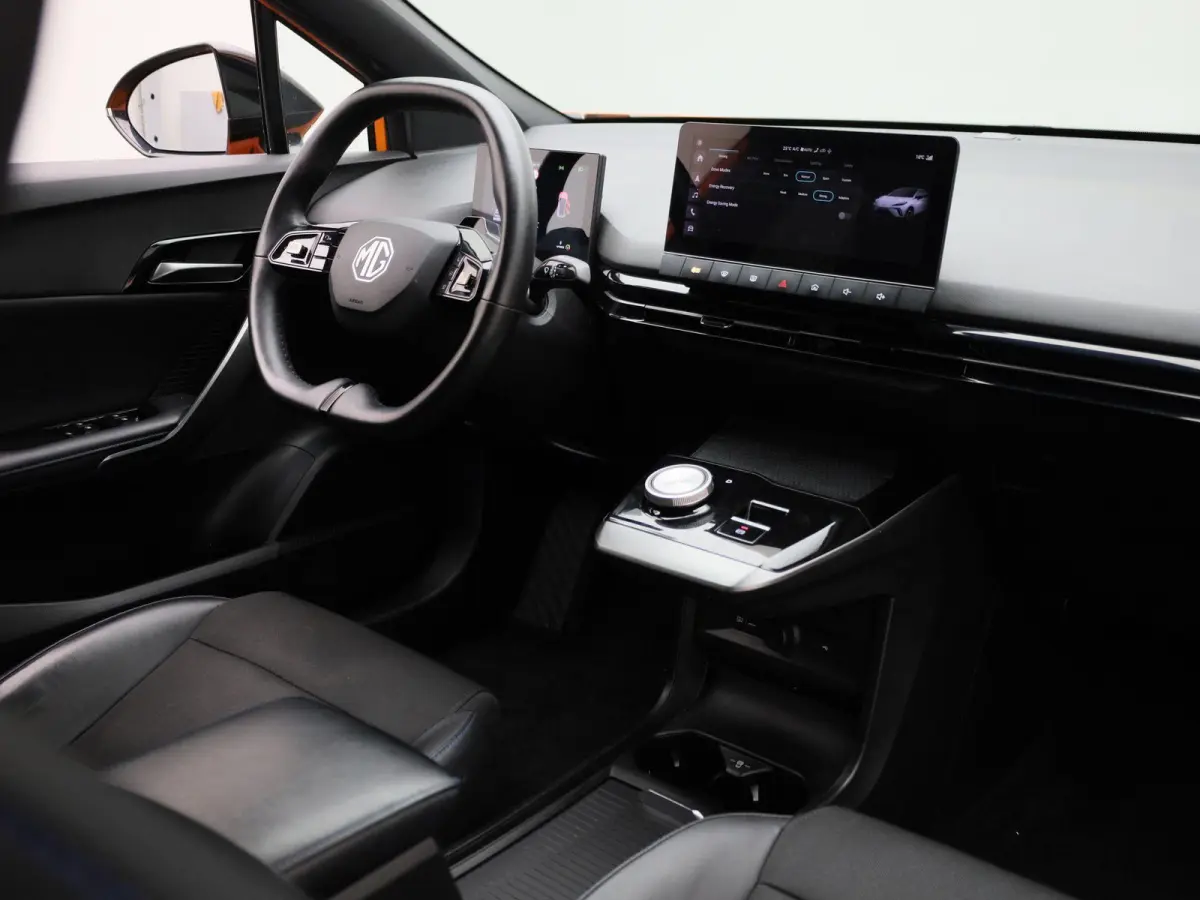 Luxury 64 kWh | 95,8% SOH | STUURVERWARMING | STOELVERWARMING | LEDEREN BEKLEDING | 360 CAMERA | APPLE CARPLAY | ANDROID AUTO |