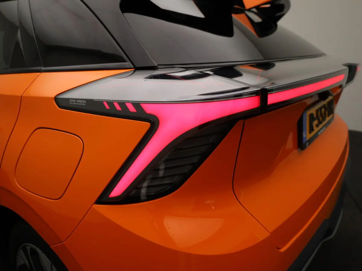 Luxury 64 kWh | 95,8% SOH | STUURVERWARMING | STOELVERWARMING | LEDEREN BEKLEDING | 360 CAMERA | APPLE CARPLAY | ANDROID AUTO |