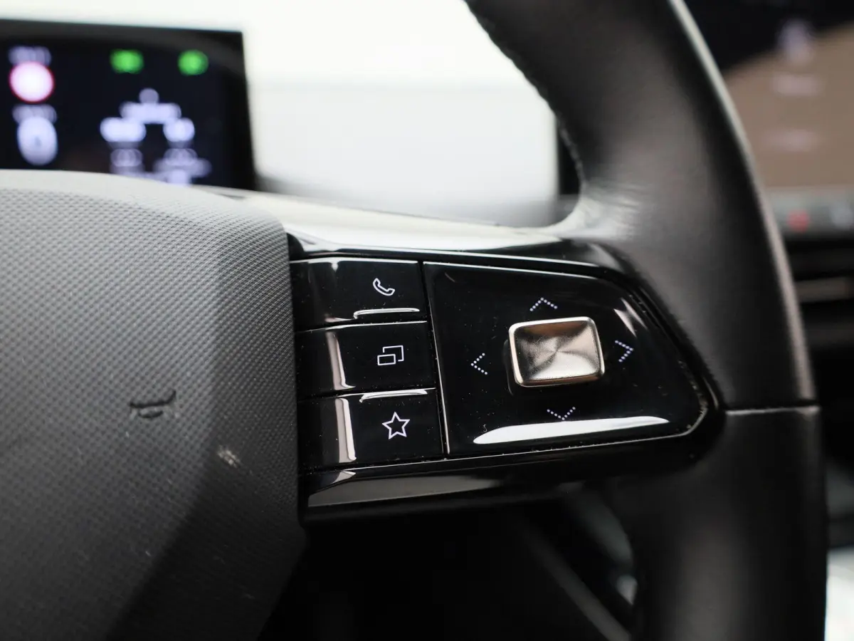 Luxury 64 kWh | 95,8% SOH | STUURVERWARMING | STOELVERWARMING | LEDEREN BEKLEDING | 360 CAMERA | APPLE CARPLAY | ANDROID AUTO |