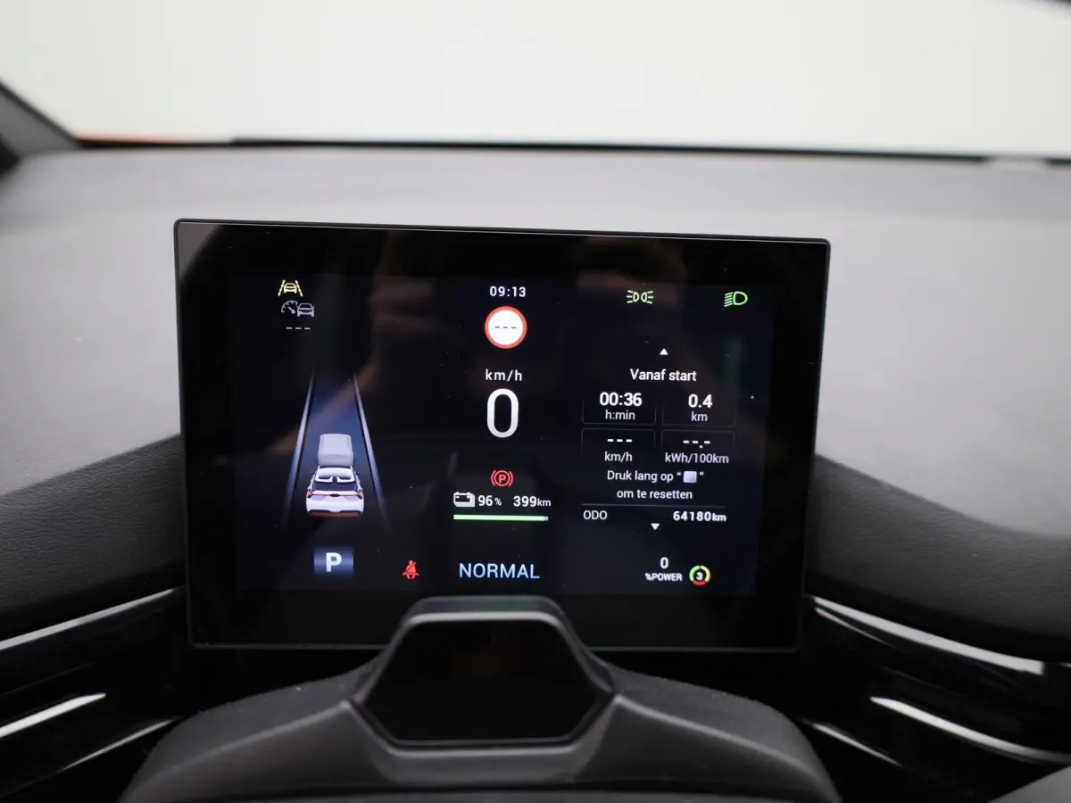 Luxury 64 kWh | 95,8% SOH | STUURVERWARMING | STOELVERWARMING | LEDEREN BEKLEDING | 360 CAMERA | APPLE CARPLAY | ANDROID AUTO |