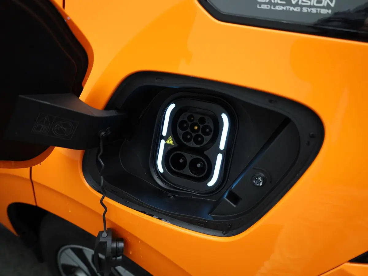 Luxury 64 kWh | 95,8% SOH | STUURVERWARMING | STOELVERWARMING | LEDEREN BEKLEDING | 360 CAMERA | APPLE CARPLAY | ANDROID AUTO |