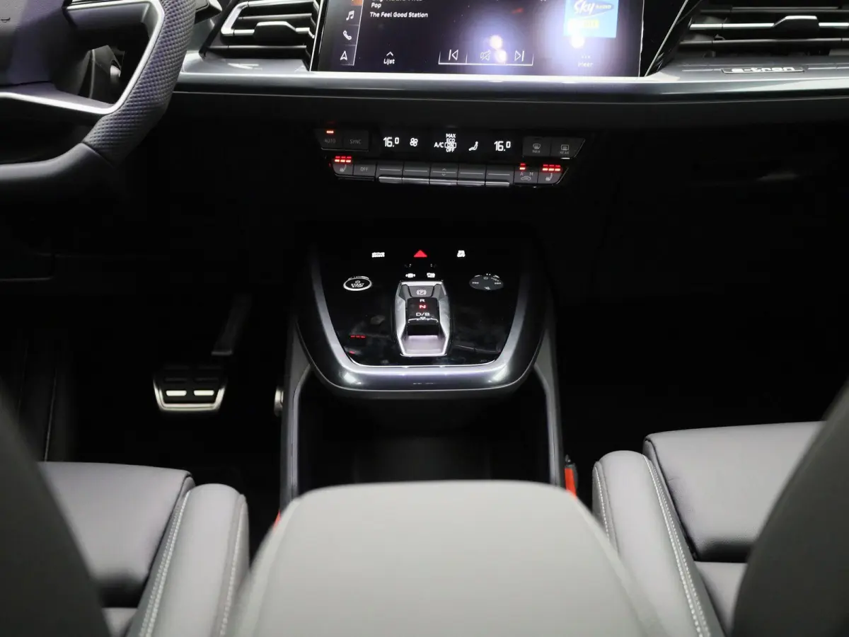 40 S Edition 63 kWh 204 PK | Demo | S-line | Navigatie | 360 Camera | Lichtmetalen velgen | Stoelverwarming |
