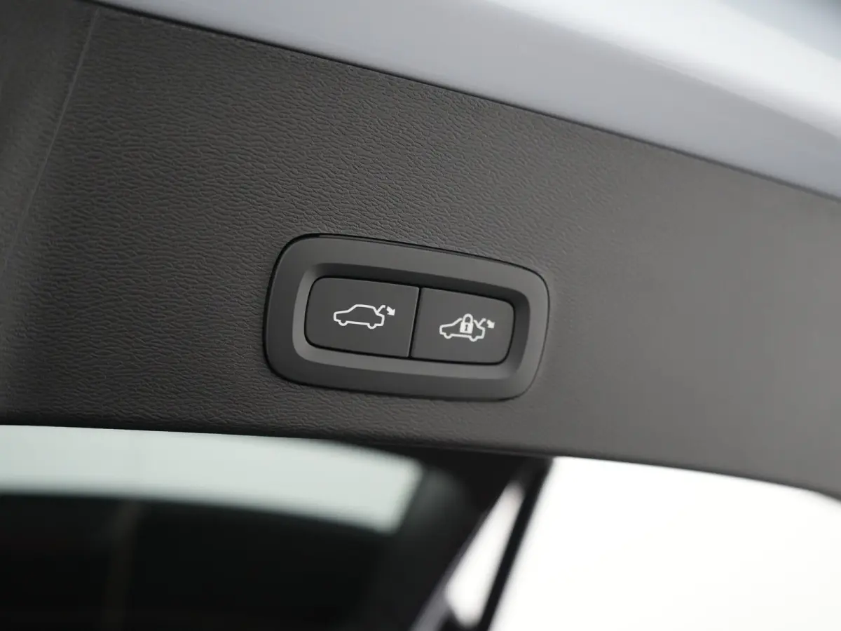 B4 Plus Dark | Harman/Kardon | Elek Stoelen | Camera | Trekhaak | All Season | Adaptive Cruise | BLIS | Pilot Assist