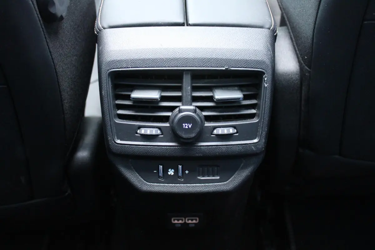 1.2 130PK AUTOMAAT GT PACK BUSINESS | PANORAMISCH SCHUIF/KANTEL DAK | AFNEEMBARE TREKHAAK | ALCANTARA BEKLEDING | FULL LED KOPLAMPEN | FOCAL AUDIO SYSTEM | 19" LICHTMETALEN VELGEN | CLIMATE 