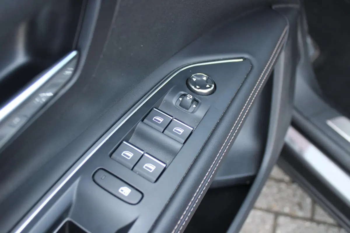 1.2 130PK AUTOMAAT GT PACK BUSINESS | PANORAMISCH SCHUIF/KANTEL DAK | AFNEEMBARE TREKHAAK | ALCANTARA BEKLEDING | FULL LED KOPLAMPEN | FOCAL AUDIO SYSTEM | 19" LICHTMETALEN VELGEN | CLIMATE 