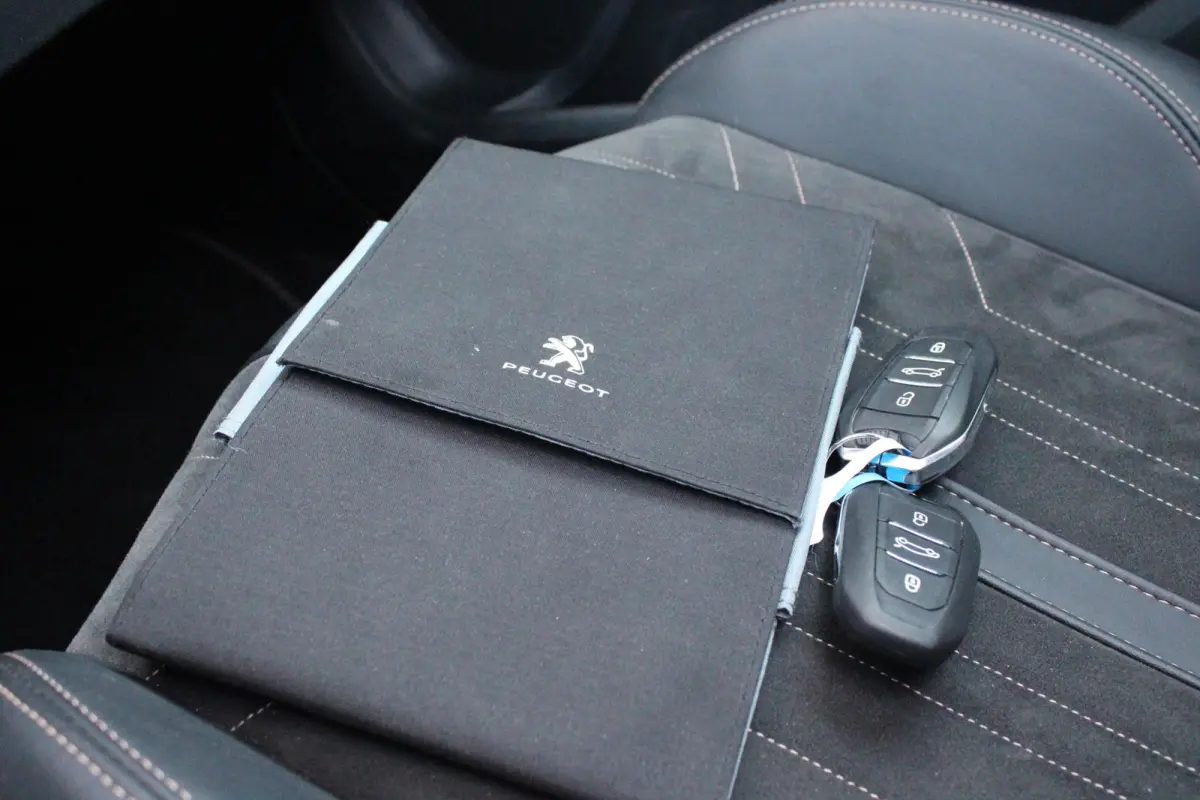 1.2 130PK AUTOMAAT GT PACK BUSINESS | PANORAMISCH SCHUIF/KANTEL DAK | AFNEEMBARE TREKHAAK | ALCANTARA BEKLEDING | FULL LED KOPLAMPEN | FOCAL AUDIO SYSTEM | 19" LICHTMETALEN VELGEN | CLIMATE 