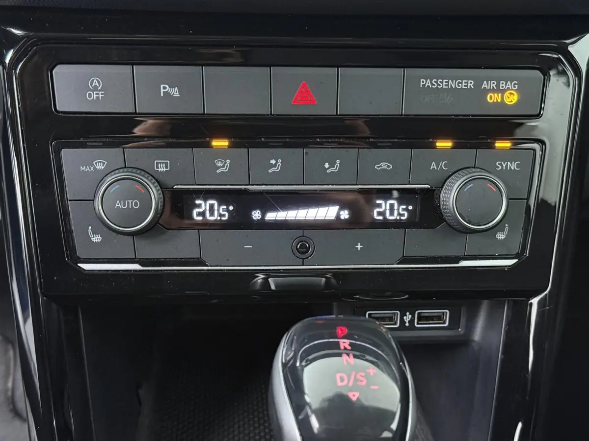 1.0 TSI Style | AUTOMAAT | Navigatie | Parkeercamera | Stoelverw. |
