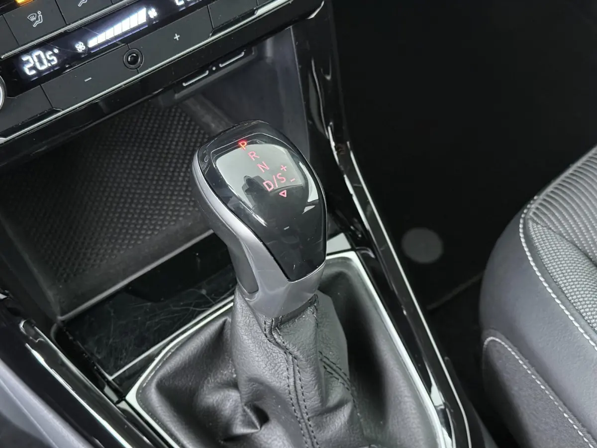 1.0 TSI Style | AUTOMAAT | Navigatie | Parkeercamera | Stoelverw. |