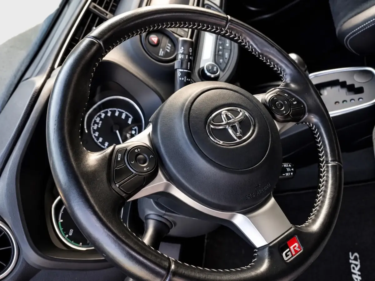 Toyota Yaris 1.5 Hybrid Sport Automaat 2019 Bi-Tone Camera 17” Keyless Cruise Control