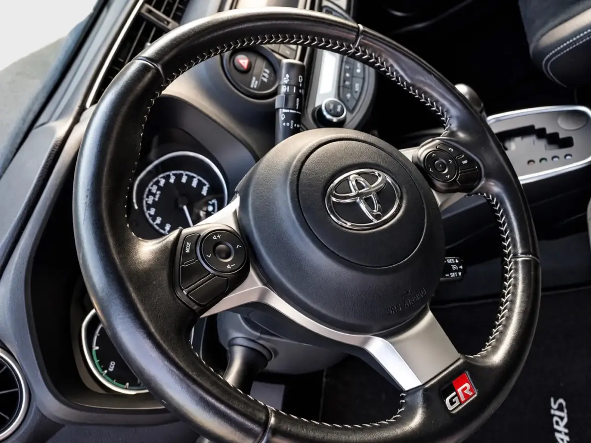 Toyota Yaris 1.5 Hybrid Sport Automaat 2019 Bi-Tone Camera 17” Keyless Cruise Control