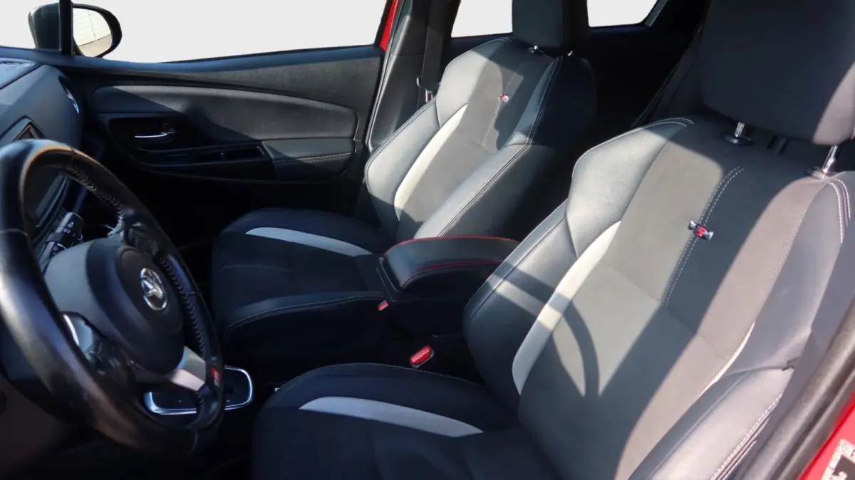 Toyota Yaris 1.5 Hybrid Sport Automaat 2019 Bi-Tone Camera 17” Keyless Cruise Control