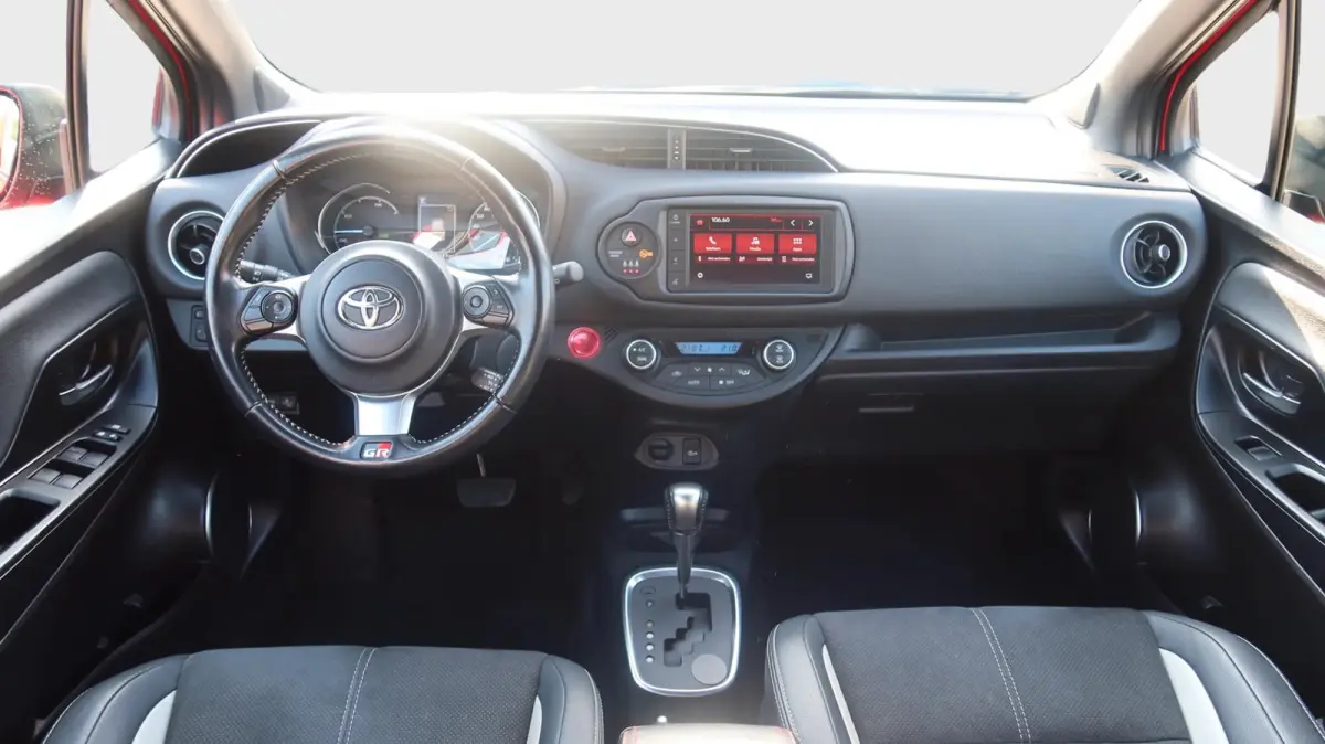 Toyota Yaris 1.5 Hybrid Sport Automaat 2019 Bi-Tone Camera 17” Keyless Cruise Control