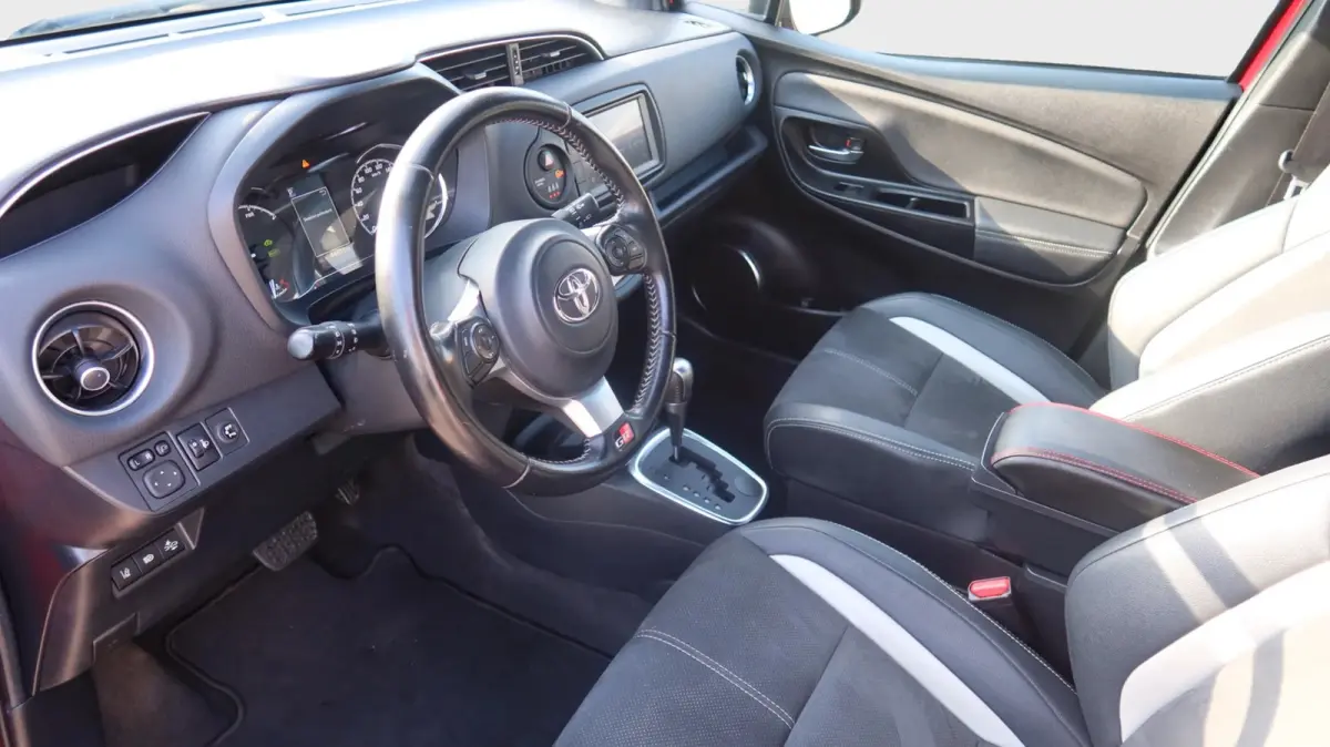 Toyota Yaris 1.5 Hybrid Sport Automaat 2019 Bi-Tone Camera 17” Keyless Cruise Control