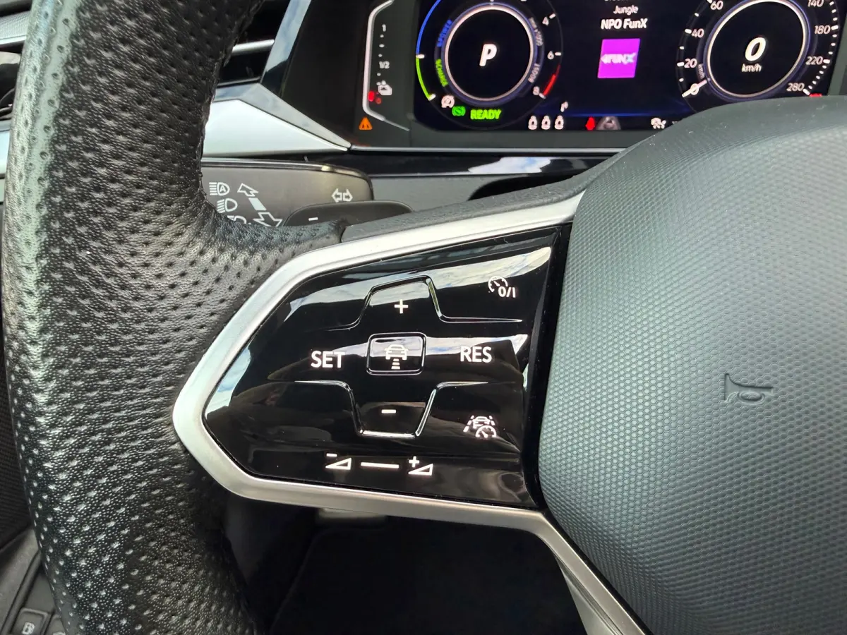 1.4 TSI eHybrid R-Line Business+ - Automaat - Winterpakket - Navi - Leder -Org.NL