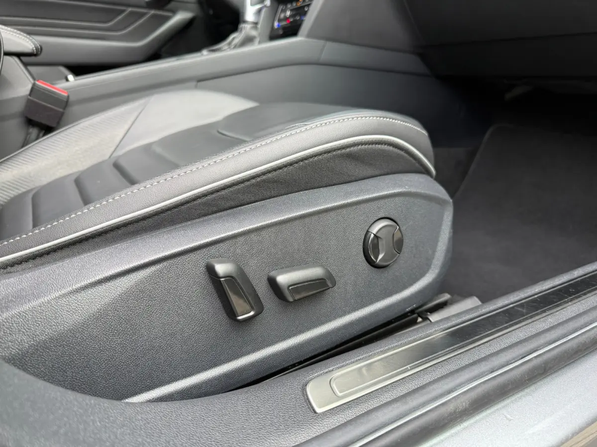 1.4 TSI eHybrid R-Line Business+ - Automaat - Winterpakket - Navi - Leder -Org.NL