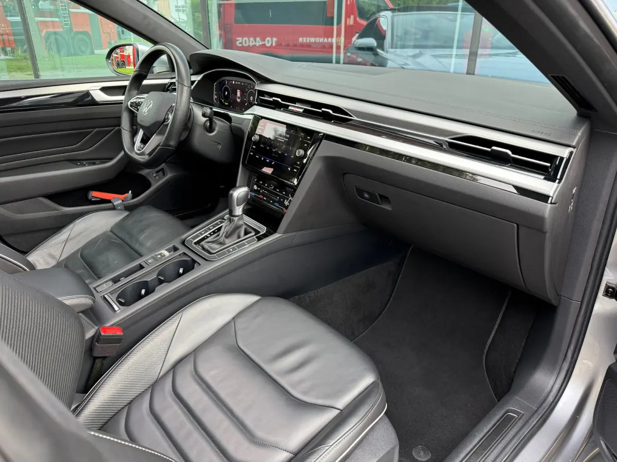 1.4 TSI eHybrid R-Line Business+ - Automaat - Winterpakket - Navi - Leder -Org.NL