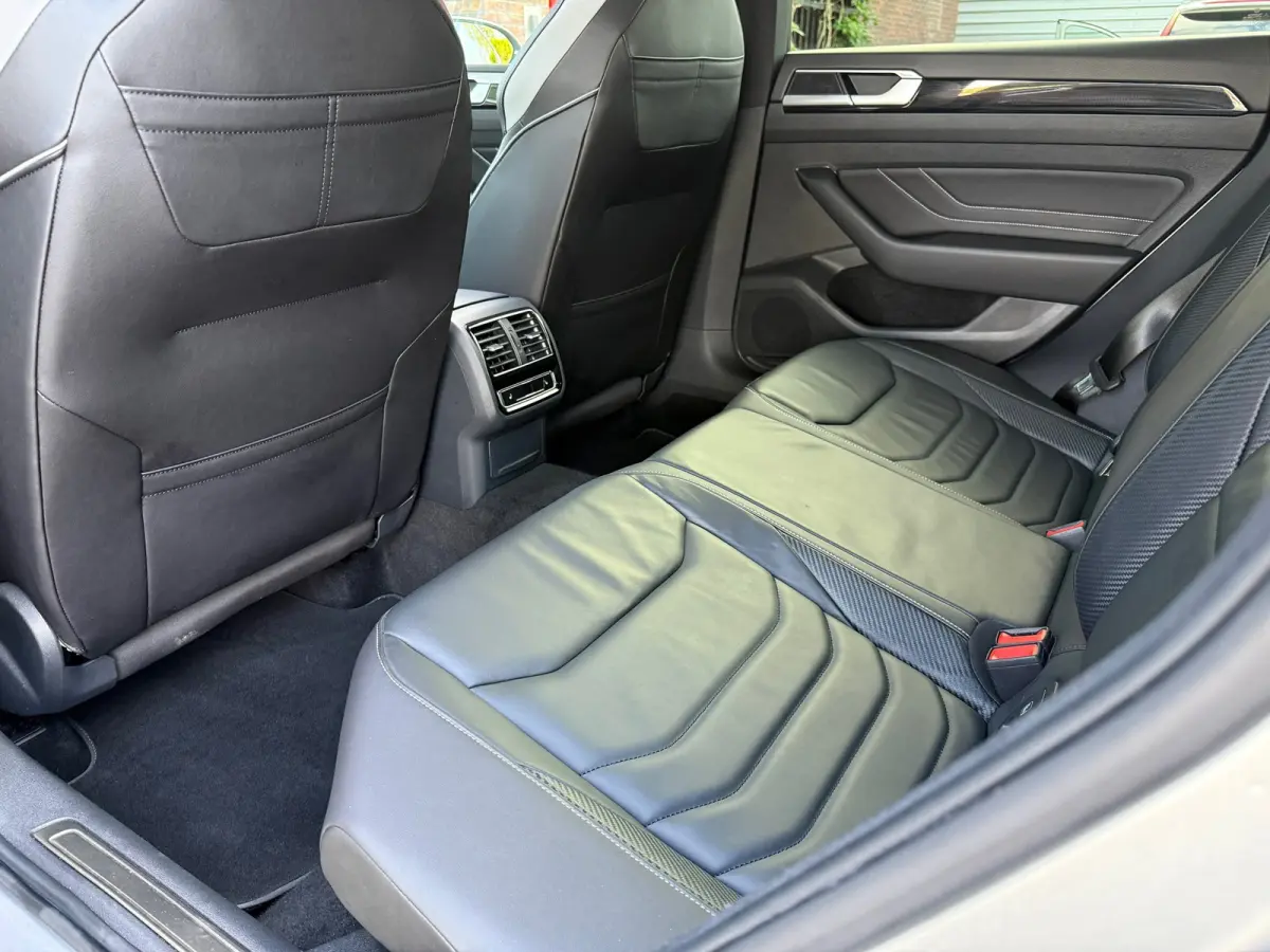 1.4 TSI eHybrid R-Line Business+ - Automaat - Winterpakket - Navi - Leder -Org.NL