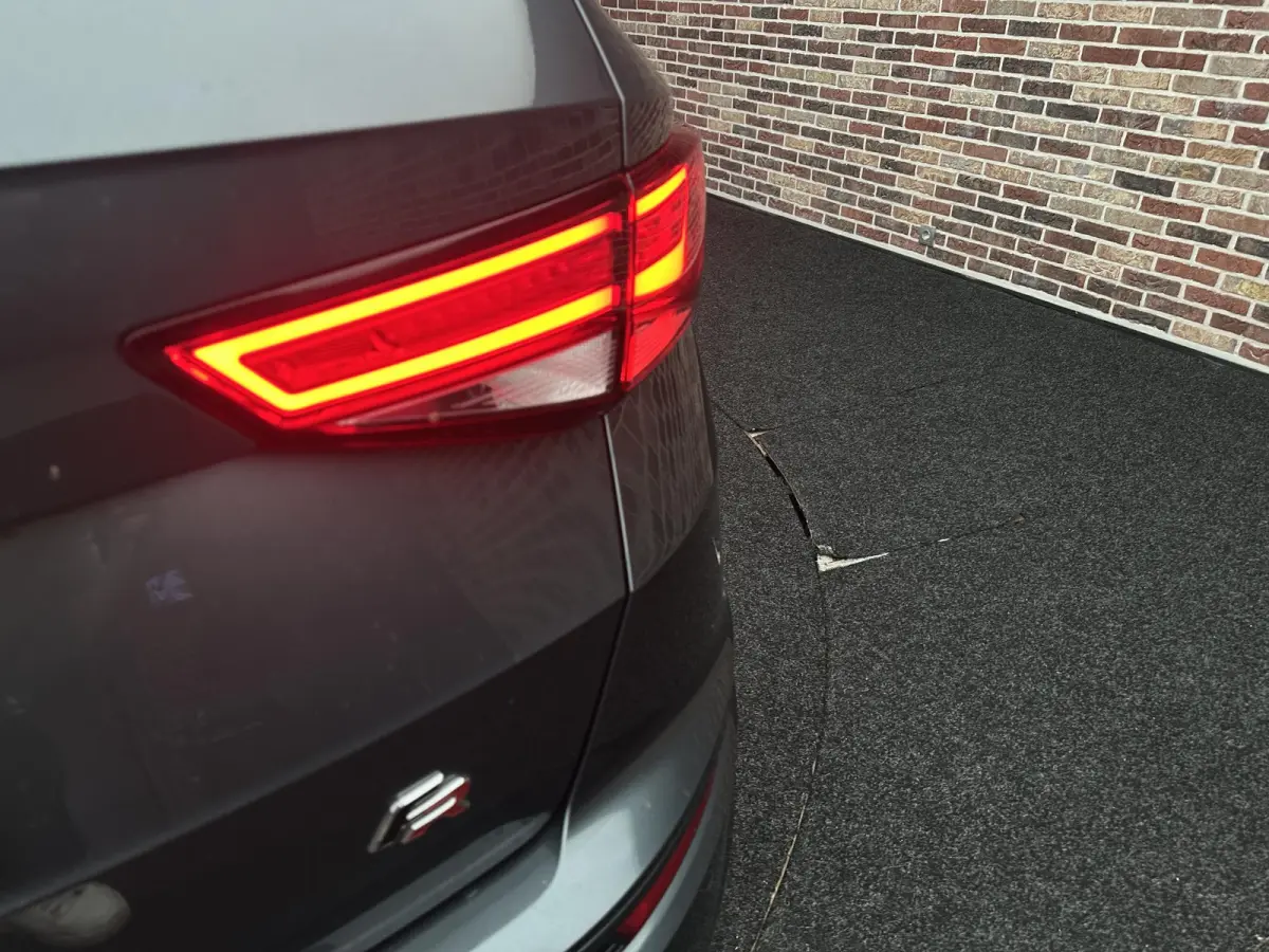 1.5 TSI FR Business Intense Black PANO BEATS AUDIO