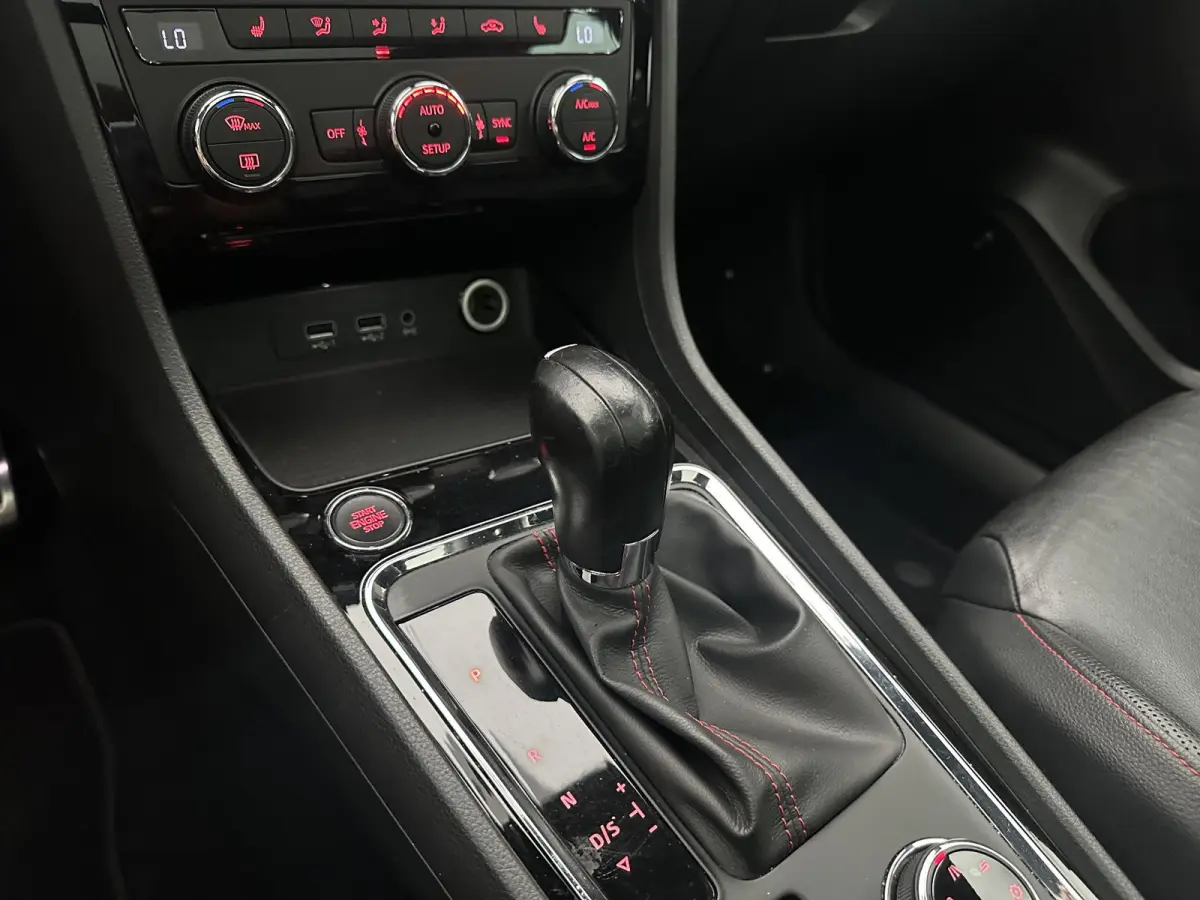 1.5 TSI FR Business Intense Black PANO BEATS AUDIO