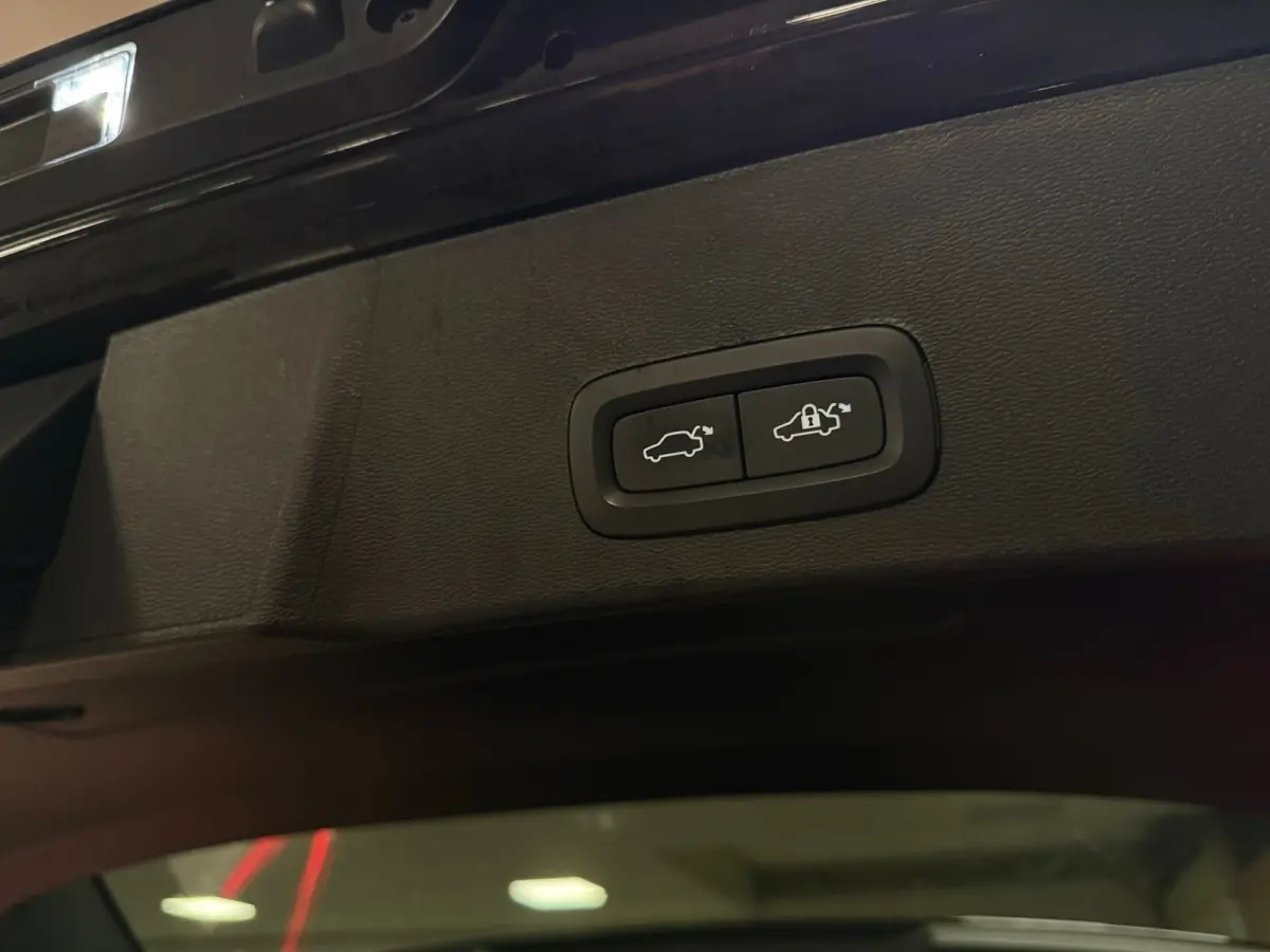 T5 Ultimate Dark | Trekhaak | Schuifdak | Harman Kardon | Parkeercamera | All Season banden | Adaptieve Cruise Control | Pilot Assist | BLIS Dode Hoek Detectie | Bestuurdersstoel elektrisch 