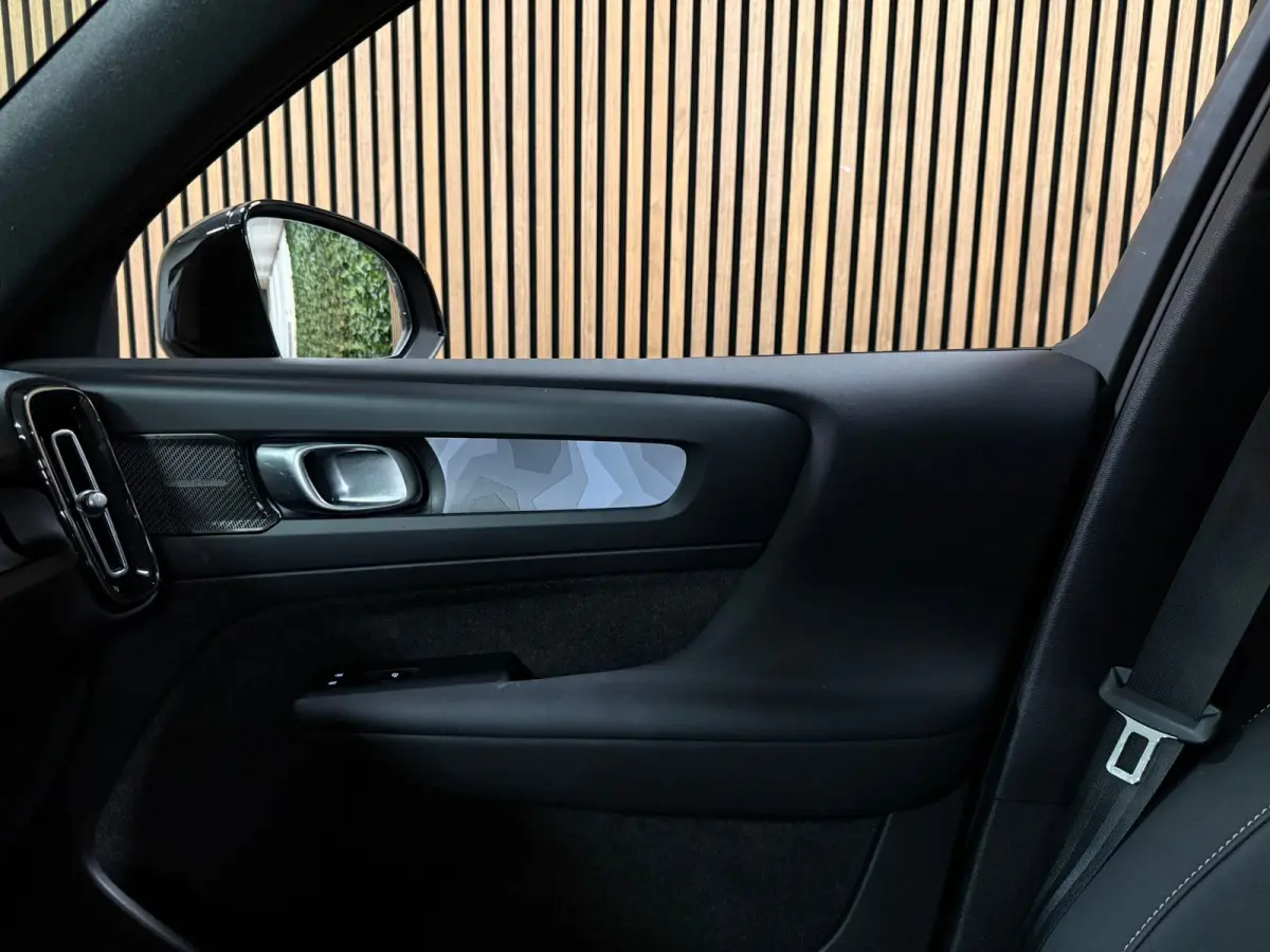 T5 Ultimate Dark | Trekhaak | Schuifdak | Harman Kardon | Parkeercamera | All Season banden | Adaptieve Cruise Control | Pilot Assist | BLIS Dode Hoek Detectie | Bestuurdersstoel elektrisch 